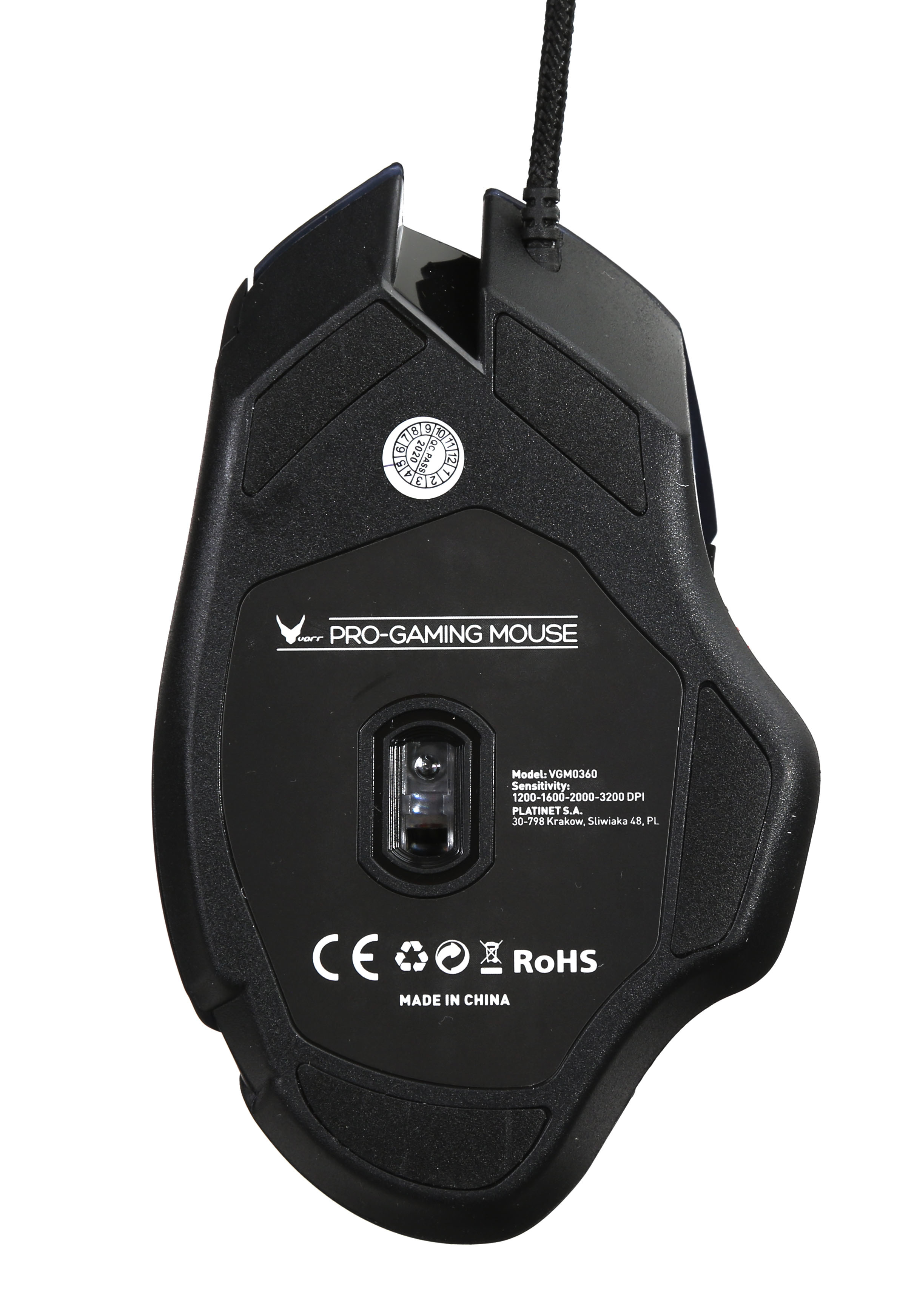 Spód czarnej myszy Pro-Gaming z informacjami o modelu, oznaczeniami CE i RoHS oraz przewodem.