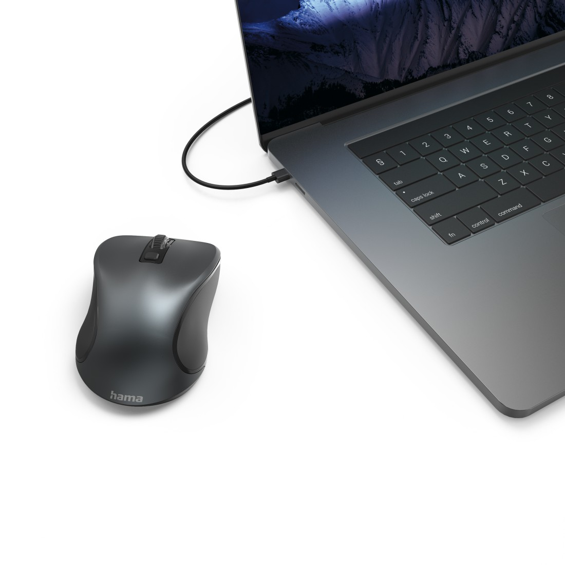 Laptop collegato a un mouse tramite cavo su superficie bianca.