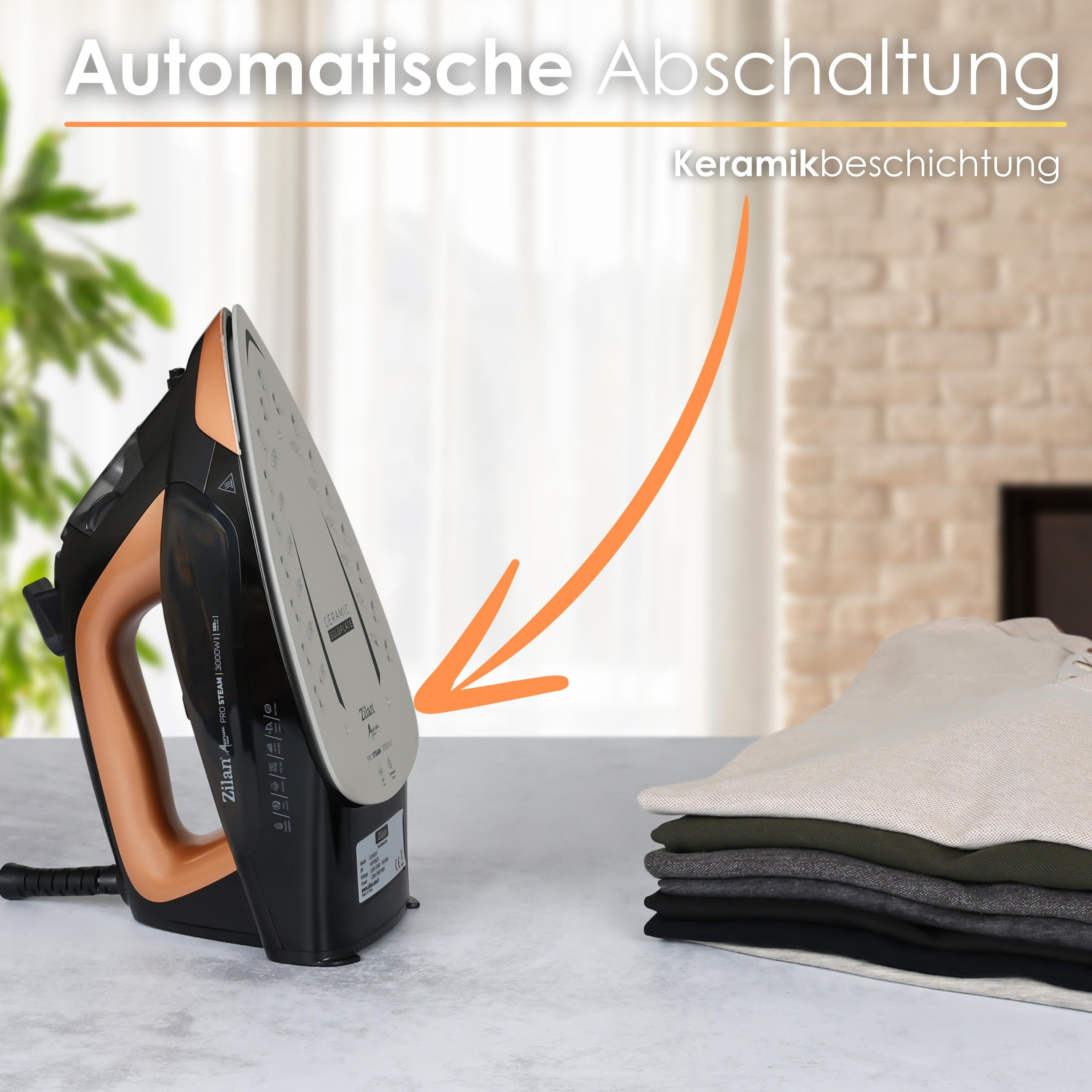 Schwarzes Bügeleisen mit bronzefarbenem Griff auf einem Tisch neben gefalteter Kleidung. Text: Automatische Abschaltung.
