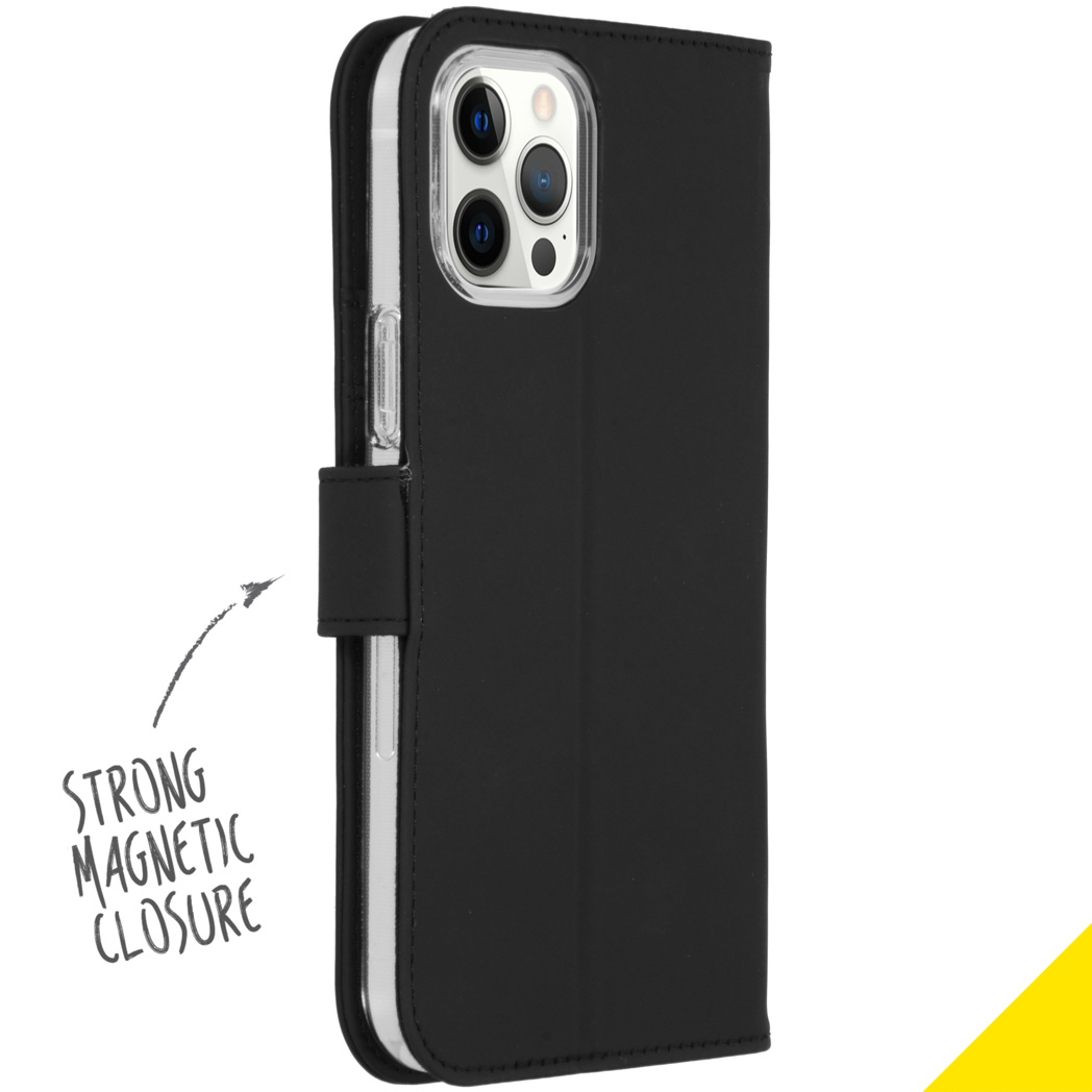 Een zwarte telefoonhoes, gesloten, met magnetische sluiting en telefoon zichtbaar.