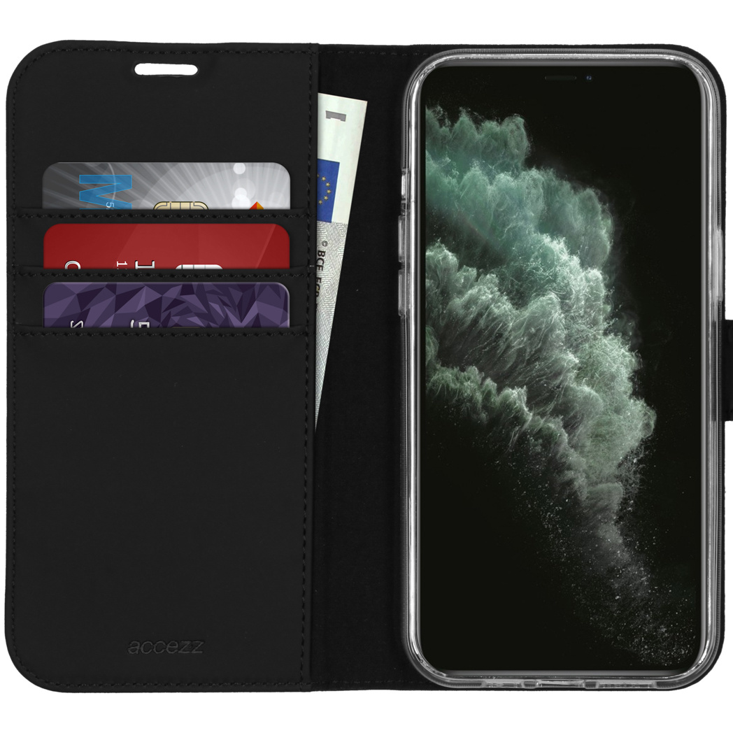 Zwarte telefoonhoes met portemonnee-sleuven. Inclusief creditcards en contant geld. Telefoon rechts zichtbaar.