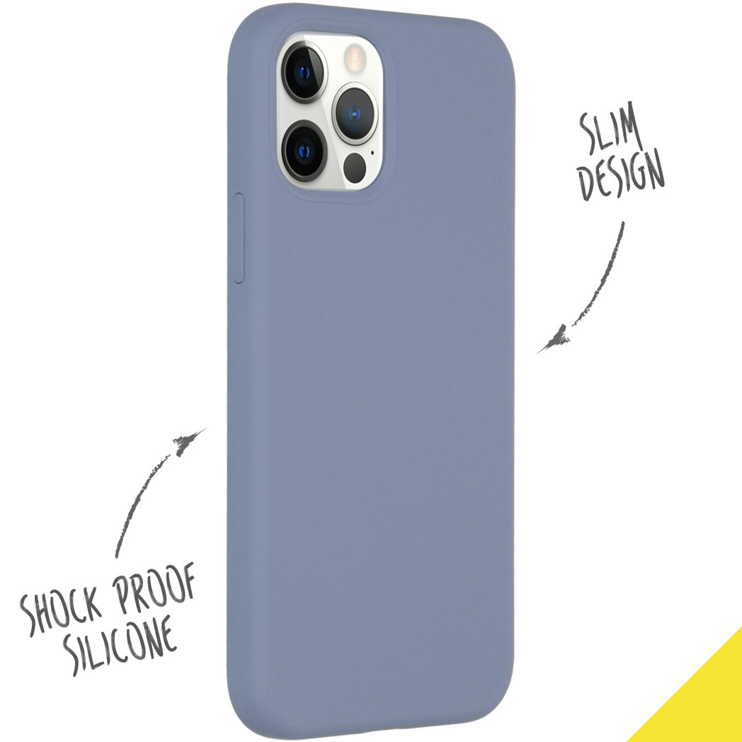 Lichtblauwe telefoonhoes met slank ontwerp en schokbescherming tekst. Witte achtergrond.
