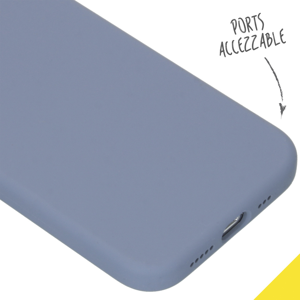 Een blauwe telefoonhoes met toegankelijke poorten wordt getoond tegen een gele achtergrond.
