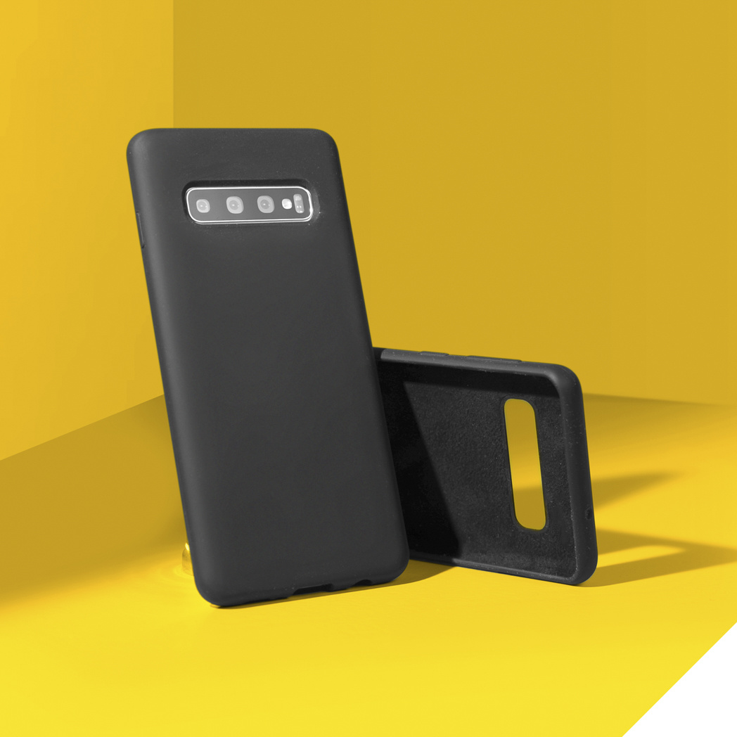 Zwarte telefoonhoesjes, één in gebruik en één apart, op een gele achtergrond, met de camera van de telefoon zichtbaar.