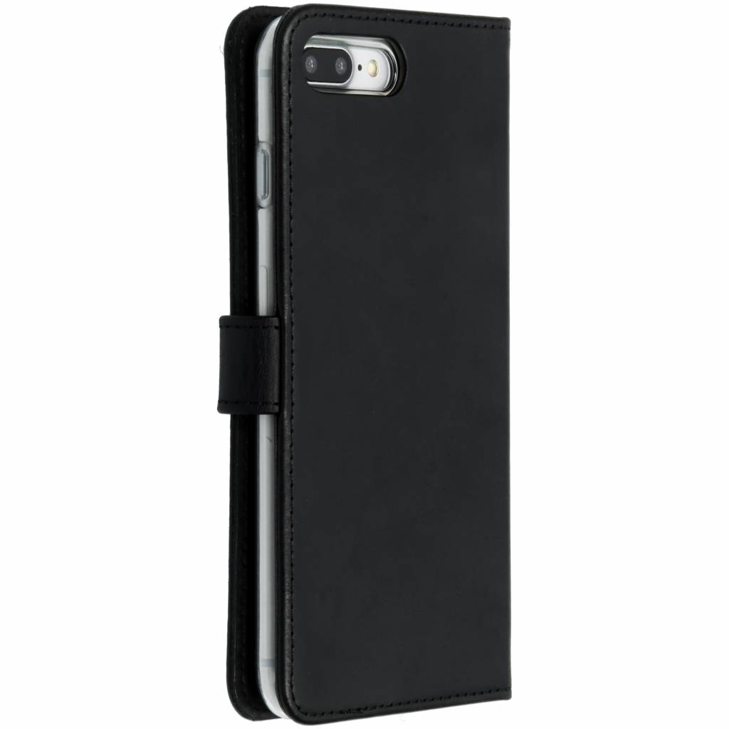 Zwarte telefoonhoes met magnetische sluiting, gesloten. De hoes heeft een telefoon en kaartsleuven.