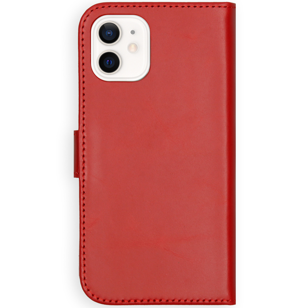 Rode leren telefoonhoes met telefoon rechts. Gesloten en met magnetische sluiting.