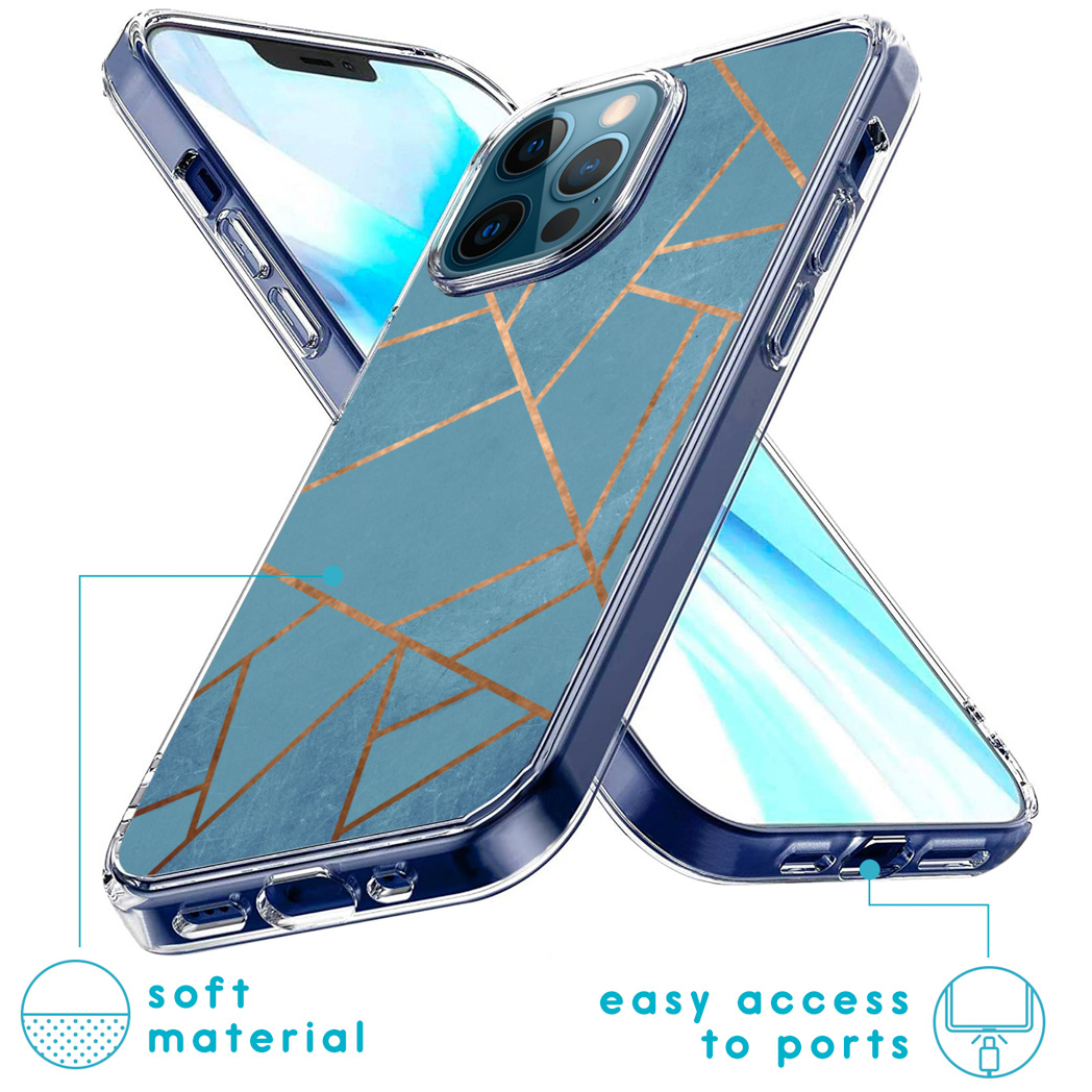 Un téléphone dans un étui bleu avec un motif géométrique doré. Le téléphone est sur un fond blanc.