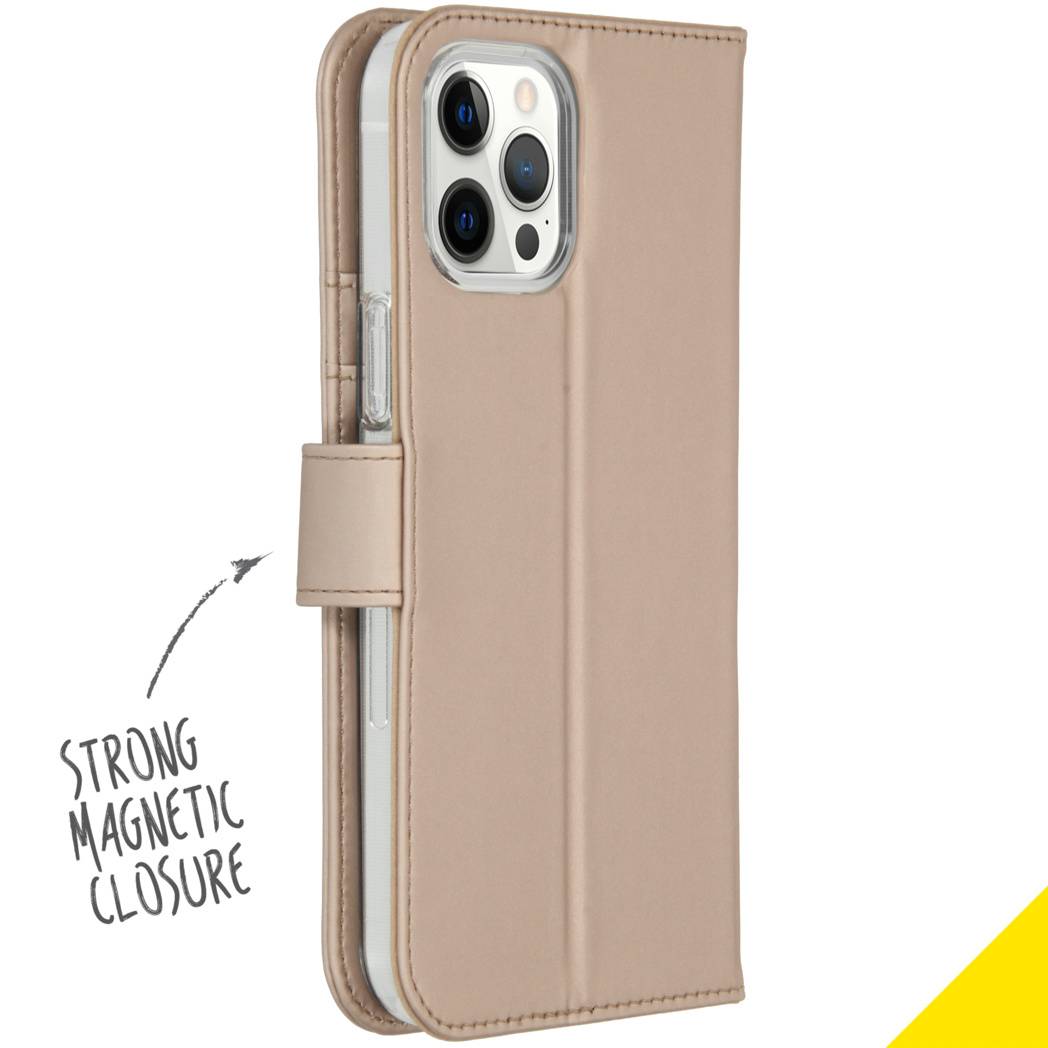 Een telefoonhoesje met een sterke magnetische sluiting. De telefoon is zichtbaar en de hoes is beige. De achtergrond is wit.