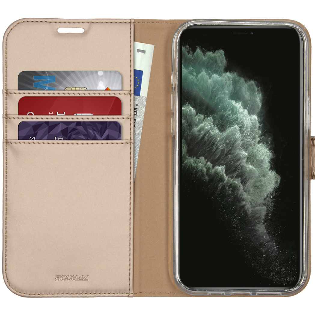 Open telefoonhoesje met kaarten en geld erin, telefoonscherm zichtbaar.