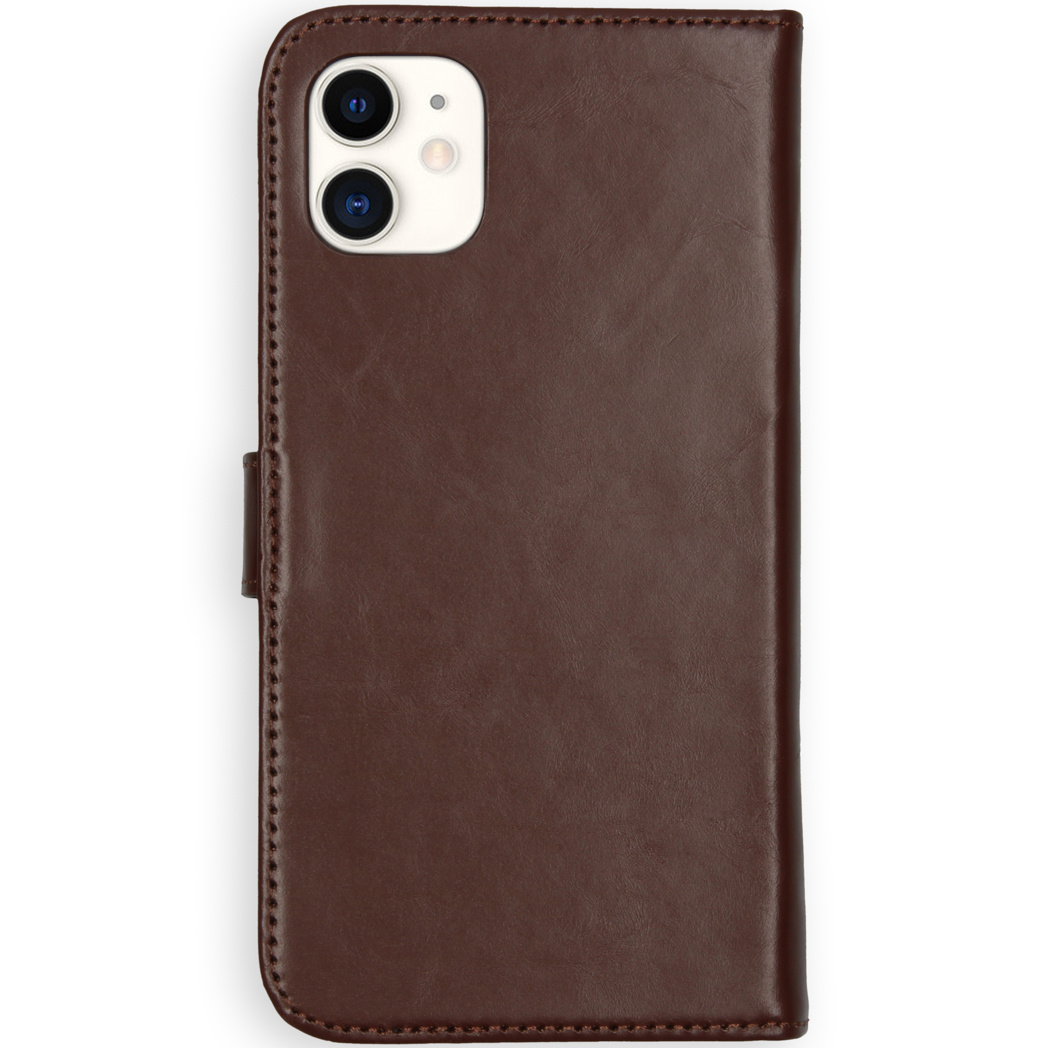 Étui de téléphone en cuir marron, fermé, avec fermoir magnétique.