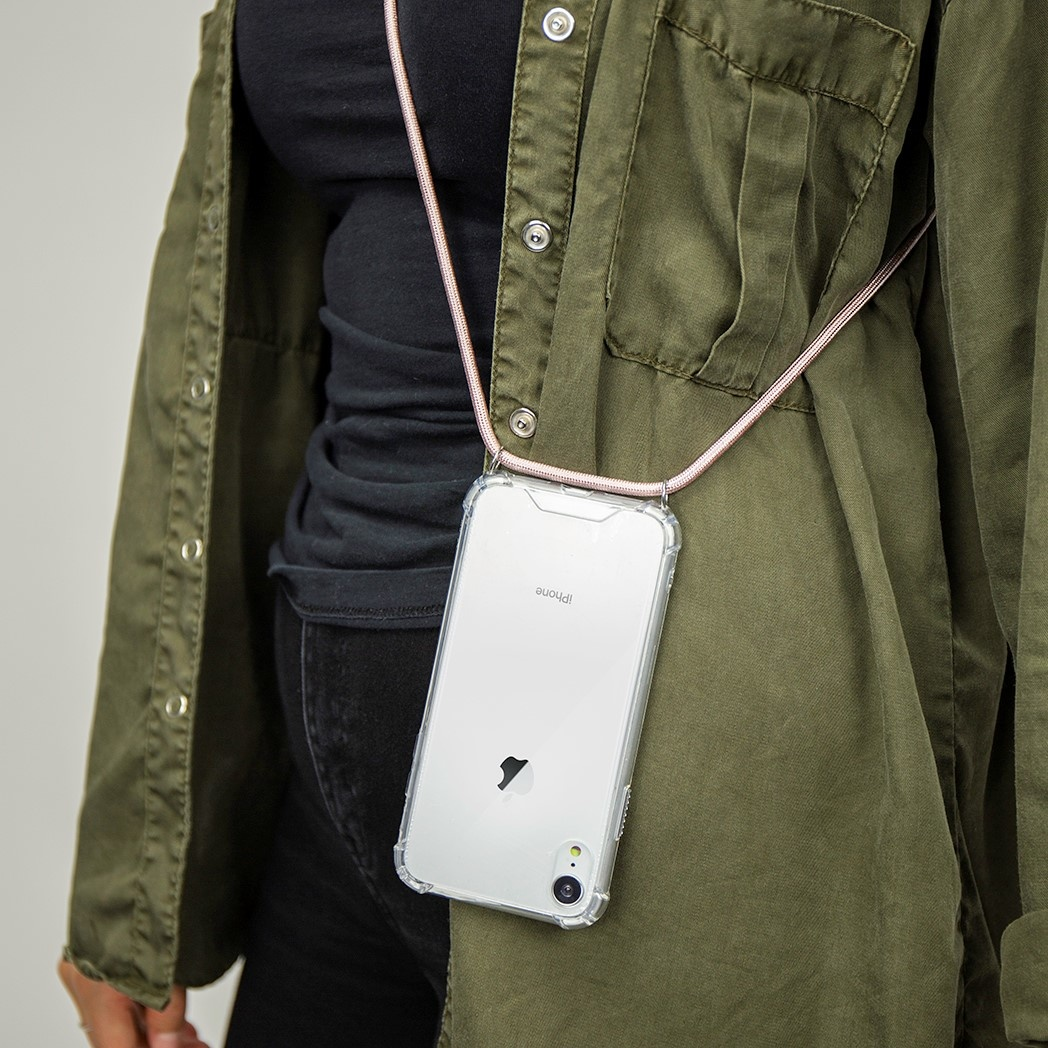 Persoon draagt een groene jas met een doorzichtige telefoonhoes en een koord om de nek.