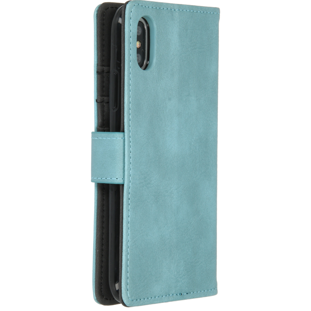 Un étui de téléphone bleu clair avec une fermeture magnétique. Il est fermé et debout.