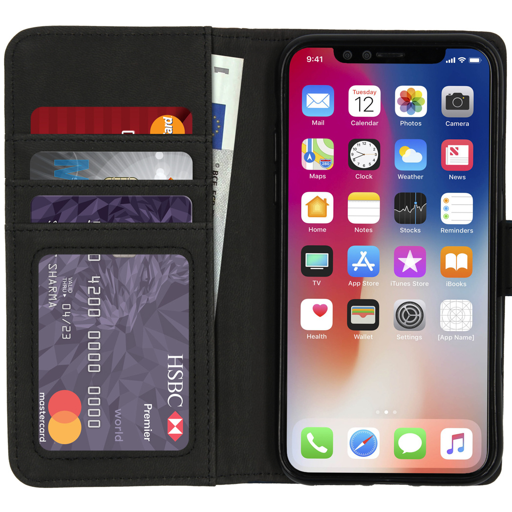 Étui de téléphone noir avec fentes pour cartes et argent, contenant des cartes et un téléphone avec interface iPhone.