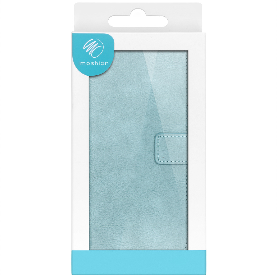 Une coque de téléphone bleu clair dans son emballage, sur fond blanc.