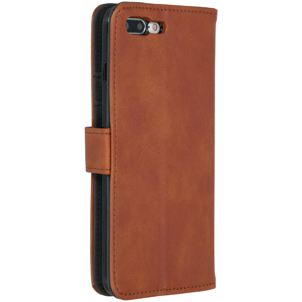 Étui de téléphone en cuir marron avec téléphone à l'intérieur. L'étui a un fermoir magnétique et une fente.