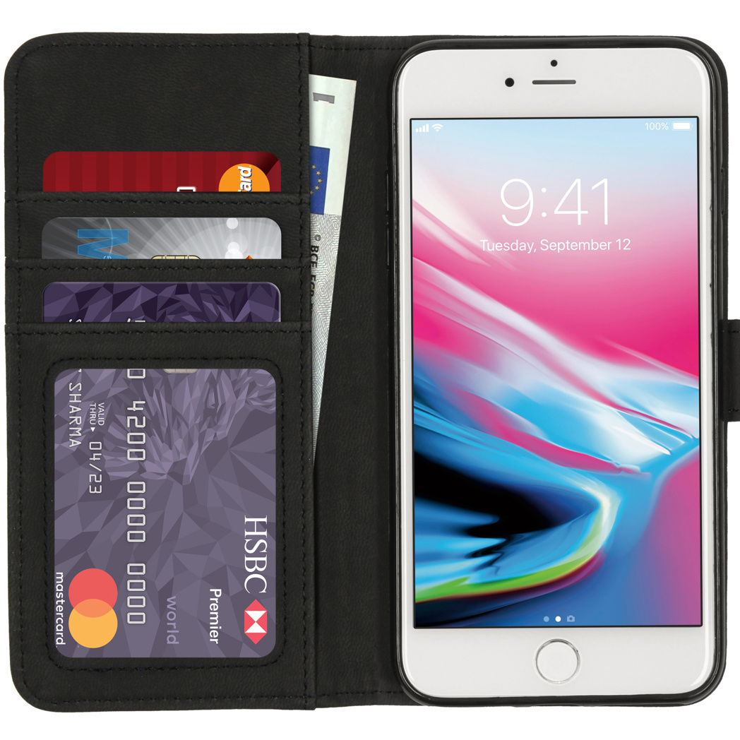 Un étui de téléphone avec un téléphone, des cartes de crédit et de l'argent. L'étui est noir et ouvert.