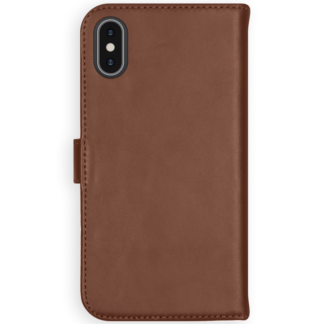 Un étui de téléphone en cuir marron avec fermoir, fermé. Le téléphone n'est pas visible.