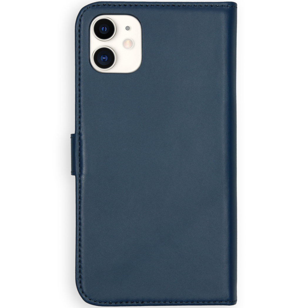 Un étui de téléphone en cuir bleu foncé avec un rabat.