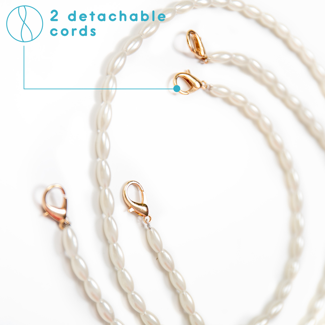 Un gros plan d'un collier de perles avec deux cordons amovibles.
