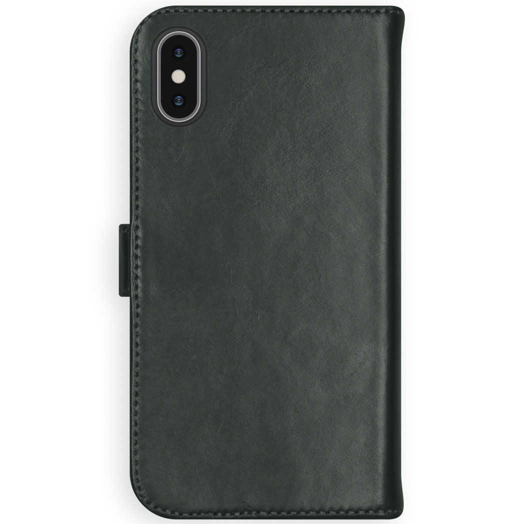 Custodia per telefono in pelle verde scuro con patta. Ha un foro a forma di telefono per la fotocamera. Sfondo bianco.