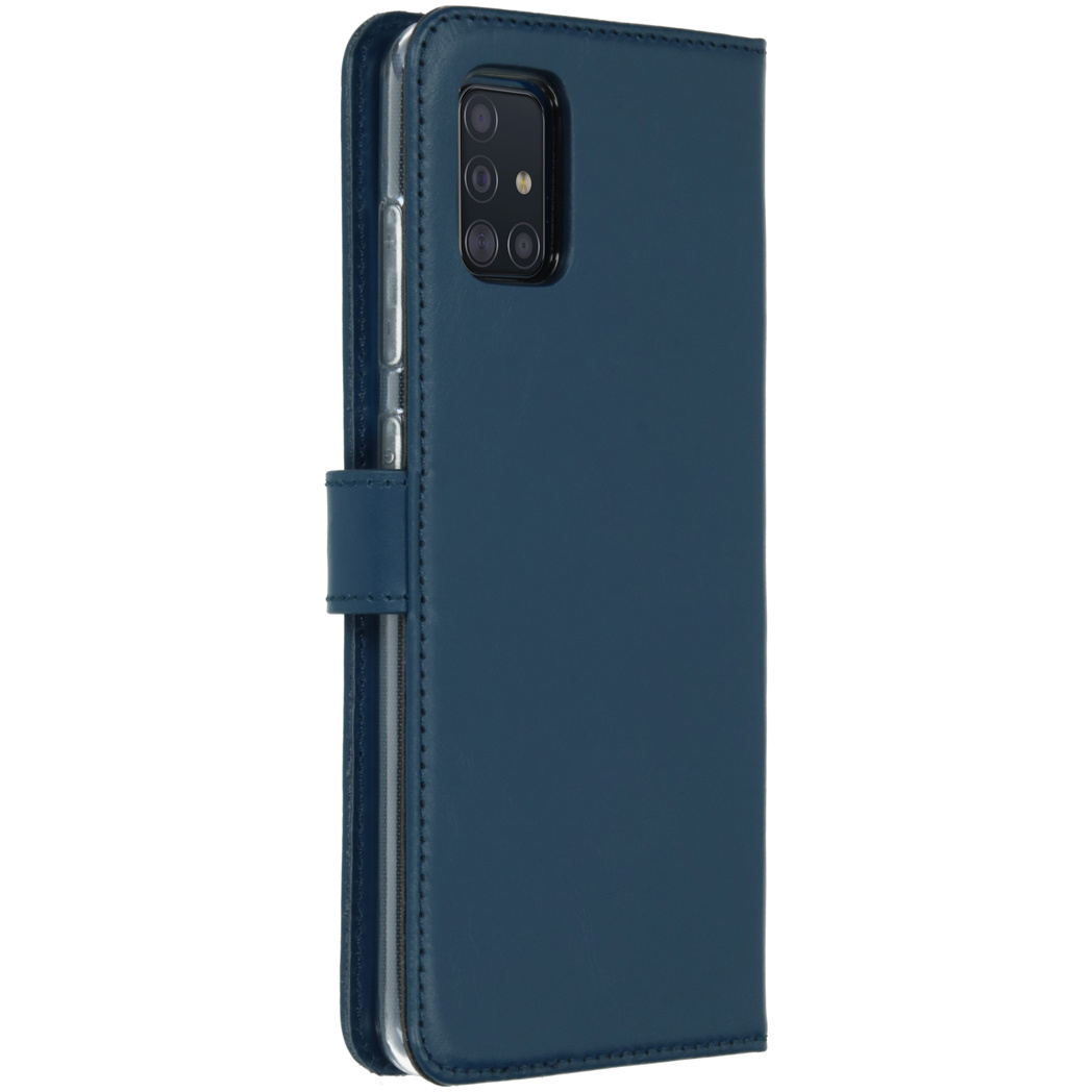 Blauwe telefoonhoes met een telefoon erin. De achtergrond is wit.
