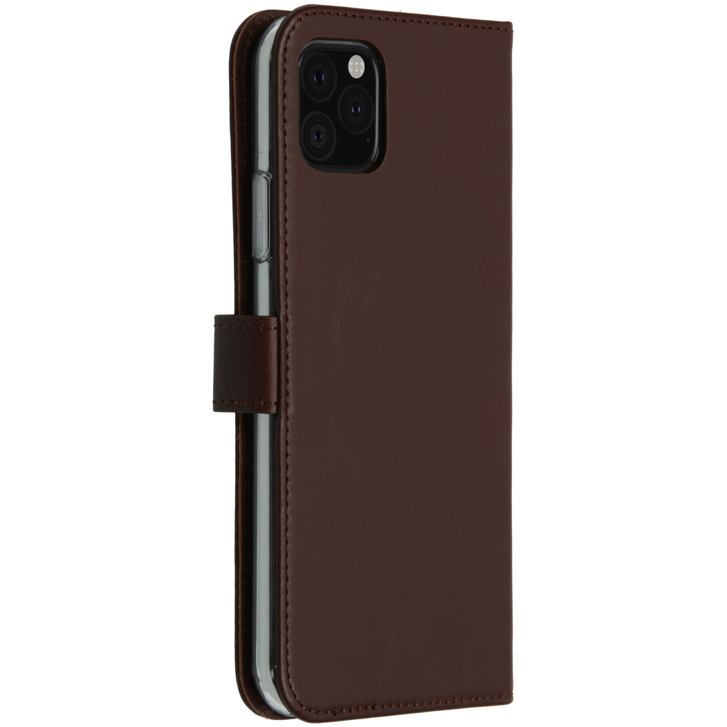 Een gesloten, bruine leren telefoonhoes met een iPhone 11 Pro zichtbaar erin.