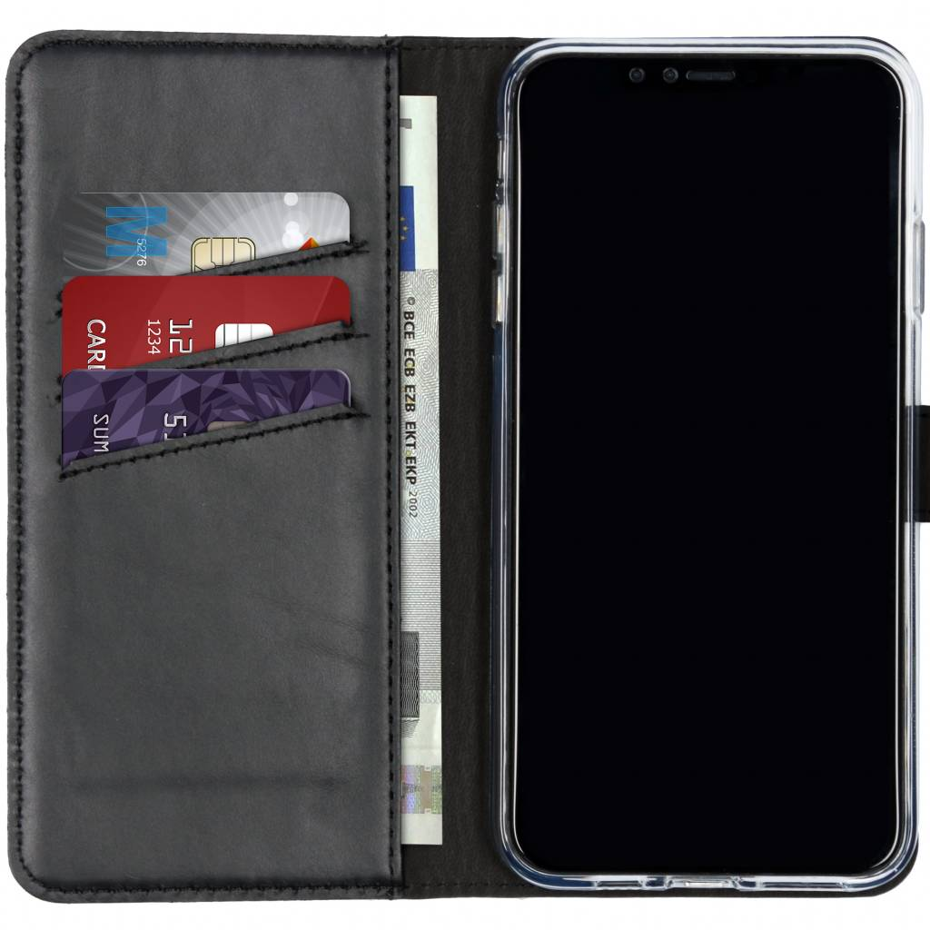 Custodia nera per telefono con carte e denaro all'interno e uno smartphone.