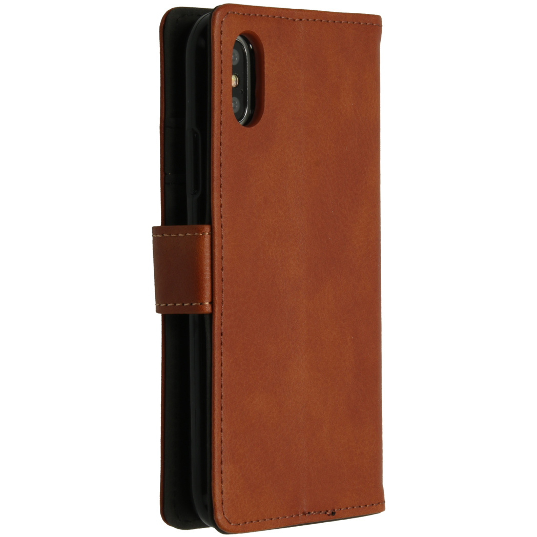 Bruine leren telefoonhoes. Het is een portemonnee-stijl met een magnetische sluiting.