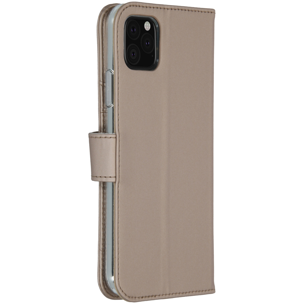 Een gesloten bruingele telefoonhoes met magnetische sluiting en een telefoon erin.