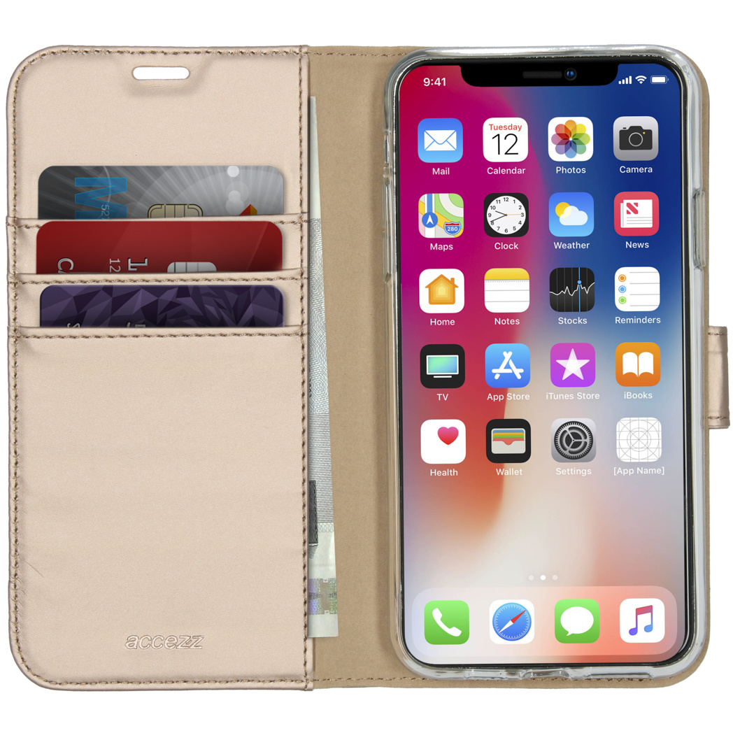 Gouden telefoonhoesje met iPhone. Kaarten en contanten in de hoes. De telefoon toont apps.