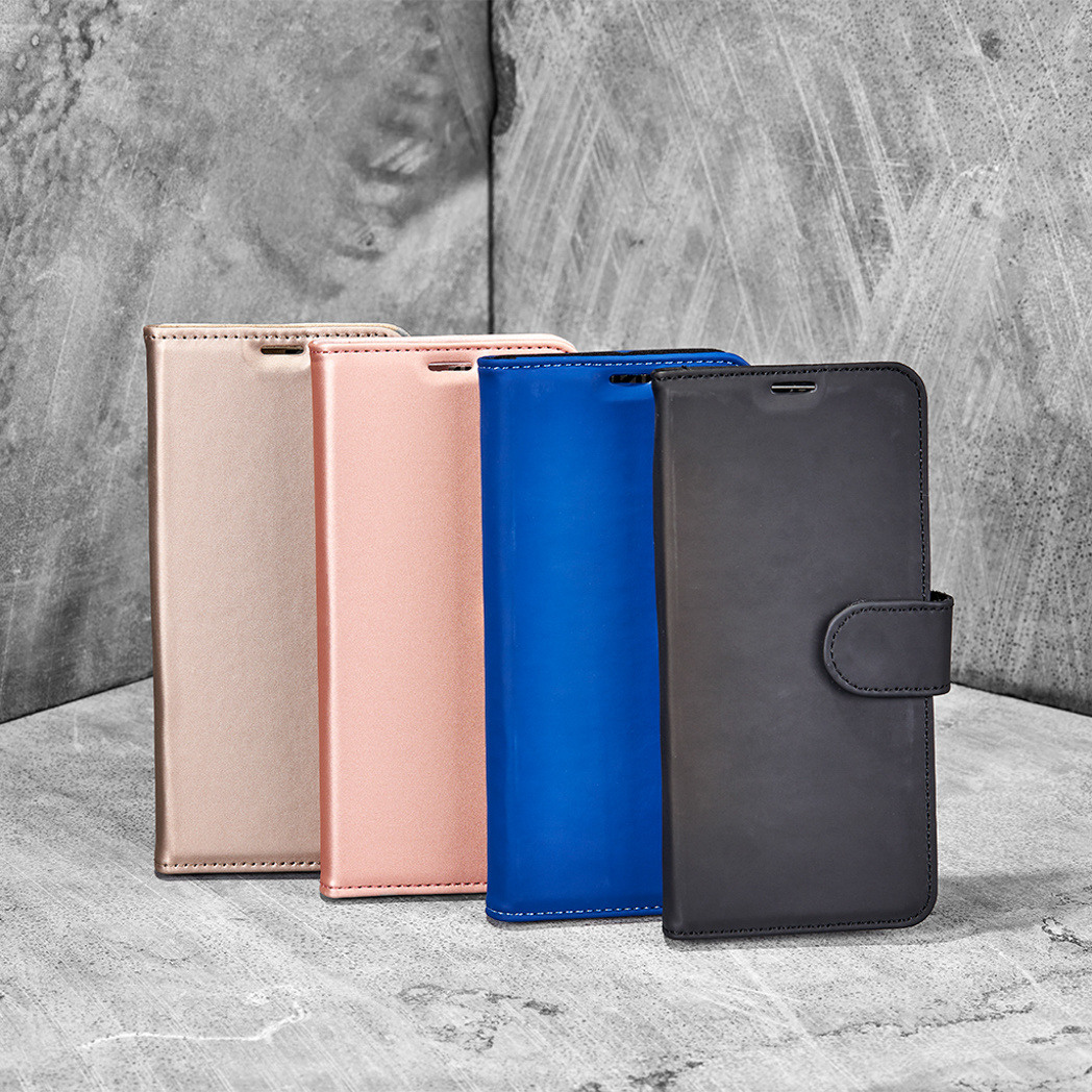 Vier telefoonhoesjes in roze, roze, blauw en zwart, staan op een grijze ondergrond.