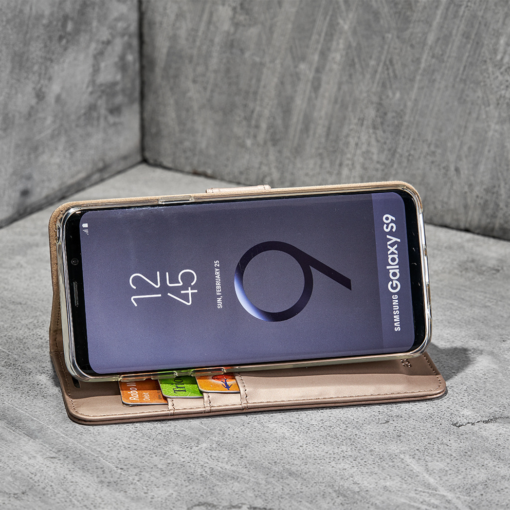 Smartphone in een openstaande hoes op een tafel. Toont kaartsleuven en het scherm.
