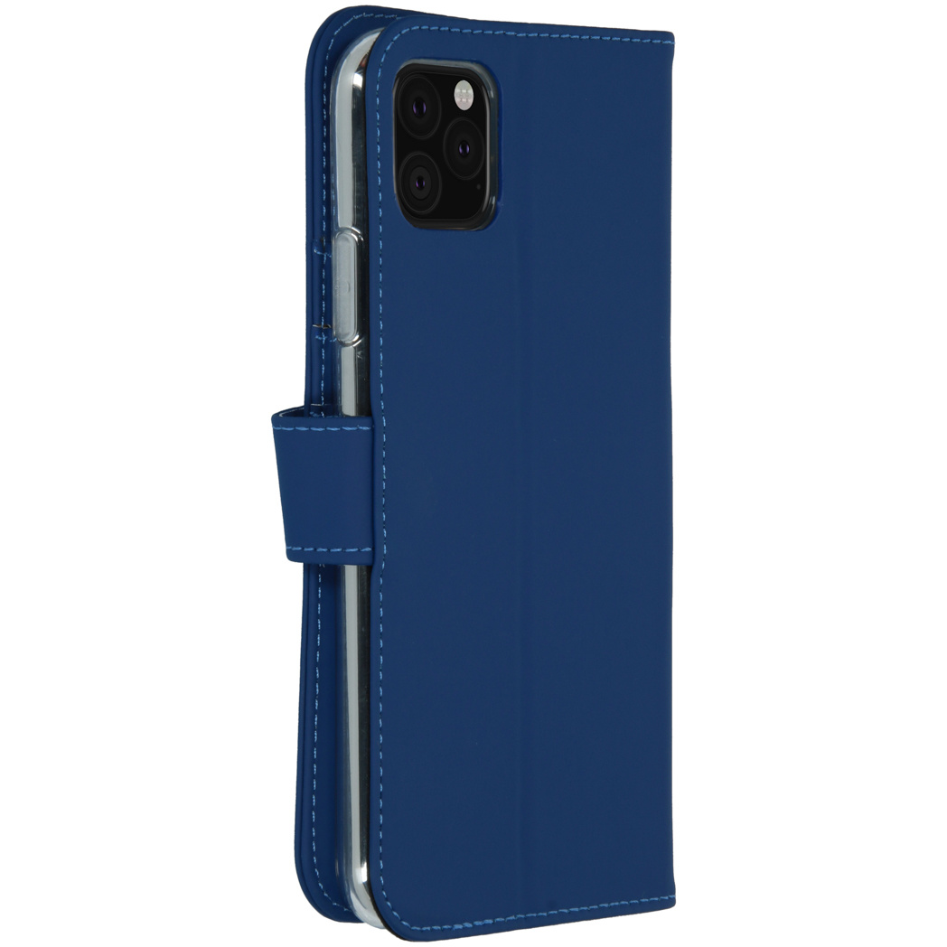 Een blauwe leren telefoonhoes met een magnetische sluiting.