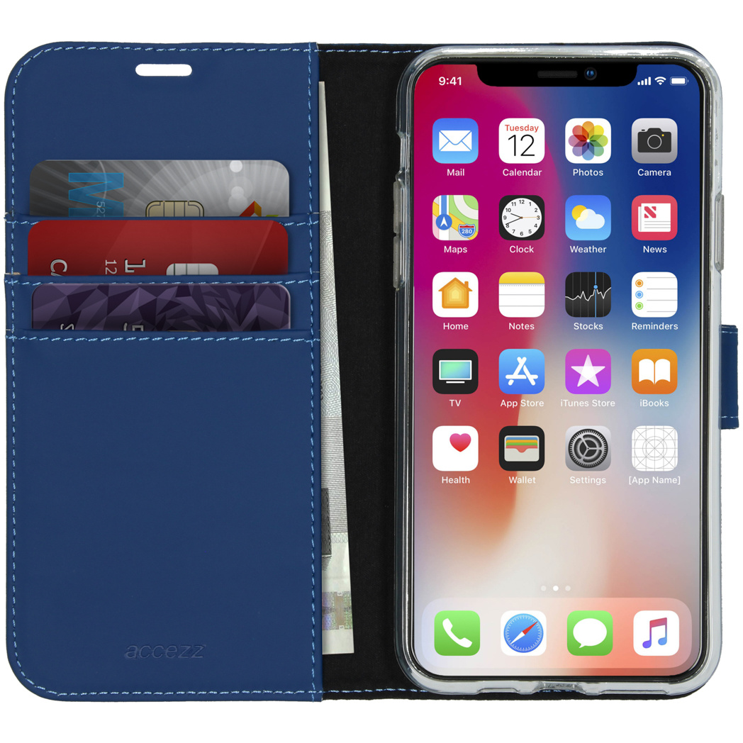 Blauwe telefoonhoes met kaarten en telefoon. Telefoon toont apps.