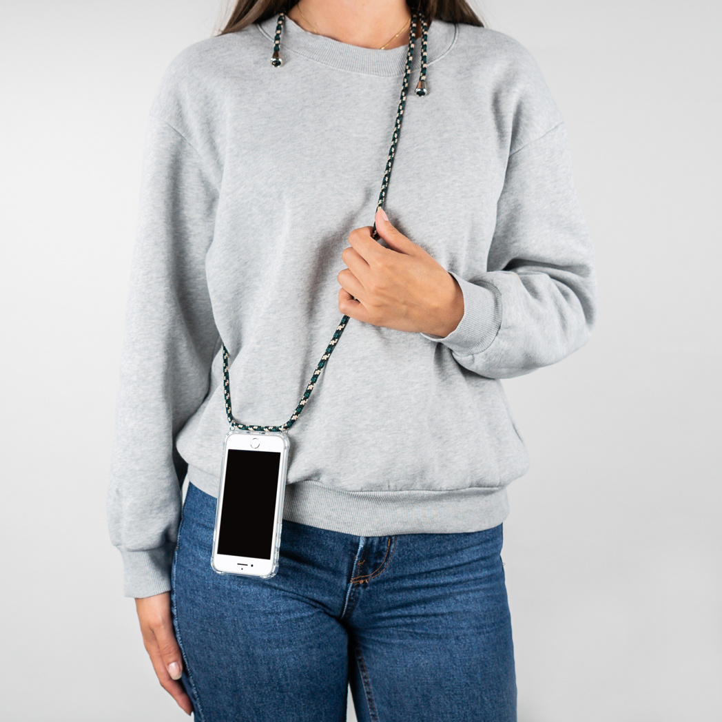 Een vrouw die een telefoon vasthoudt met een touwriem. De telefoon zit in een doorzichtige hoes.
