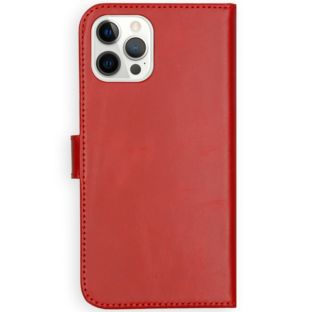 Een rode leren telefoonhoes met camera-uitsparingen, op een witte achtergrond.