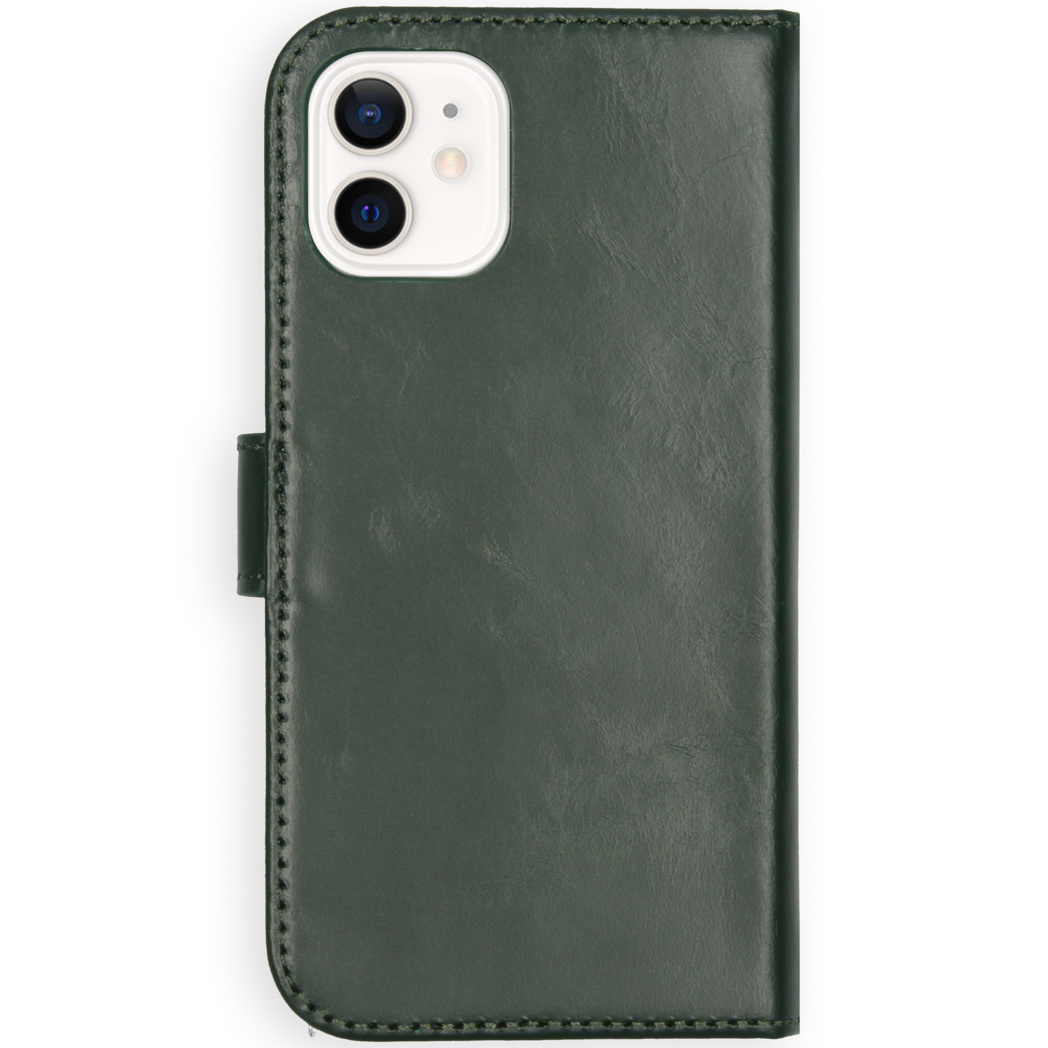 Custodia per telefono in pelle verde con un iPhone. La custodia copre la fotocamera.