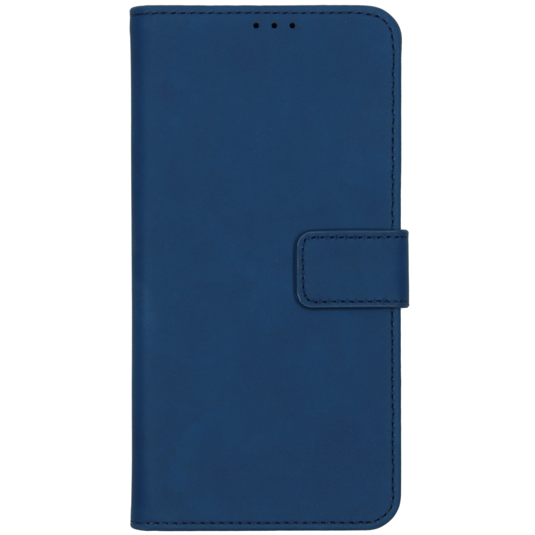 Un étui de téléphone bleu, fermé, avec un fermoir magnétique. Il est de couleur bleu uni et lisse.