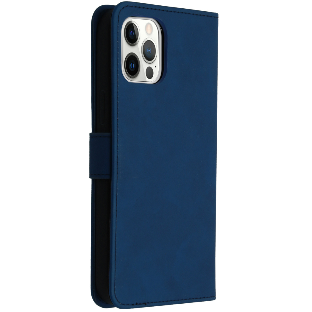 Un étui de téléphone en cuir bleu avec fermeture magnétique.