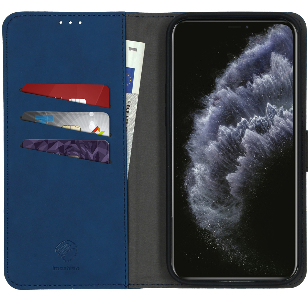Étui de téléphone bleu avec téléphone et cartes à l'intérieur. Cartes et argent visibles.