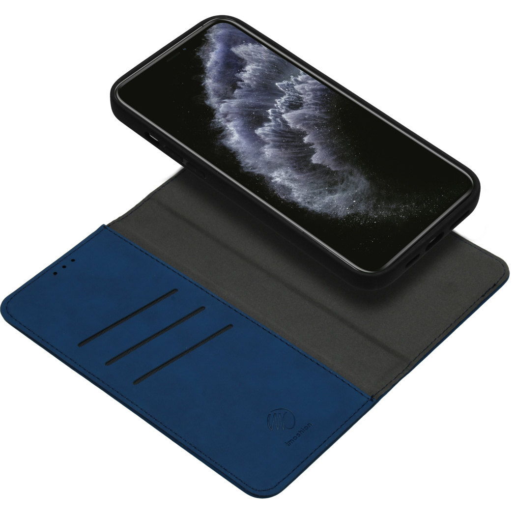 Étui de téléphone bleu ouvert, avec un téléphone noir à l'intérieur. L'intérieur est gris.