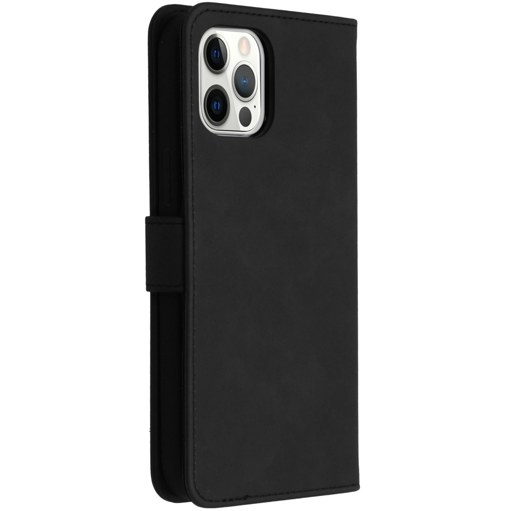 Étui de téléphone noir avec rabat qui couvre l'écran. Le téléphone a trois caméras.