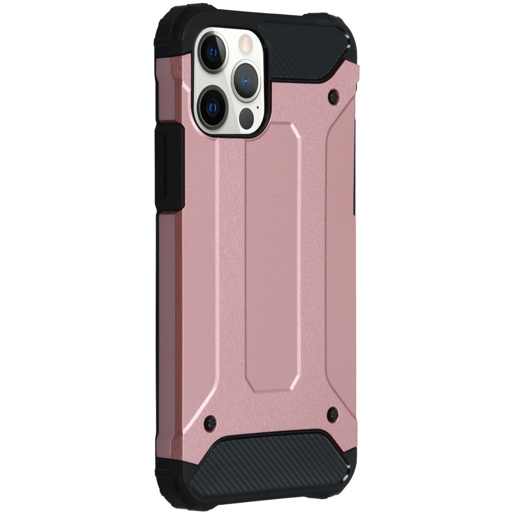 Roze telefoonhoes met zwarte accenten en robuust ontwerp. Heeft drie cameralenzen en een uitsparing voor de flitser.