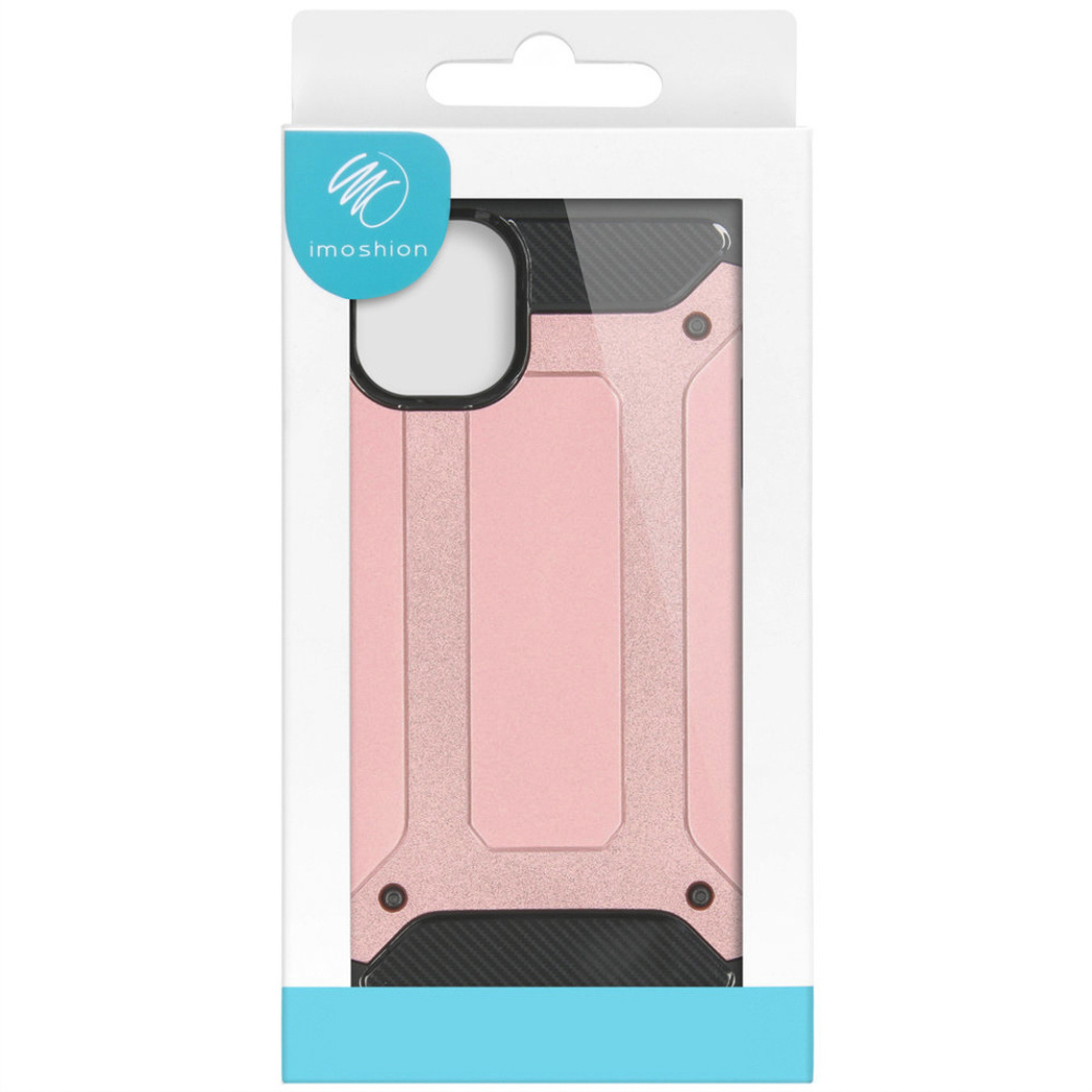 Een roze telefoonhoesje zit in een witte doos. De hoes heeft zwarte accenten en een beschermend ontwerp.