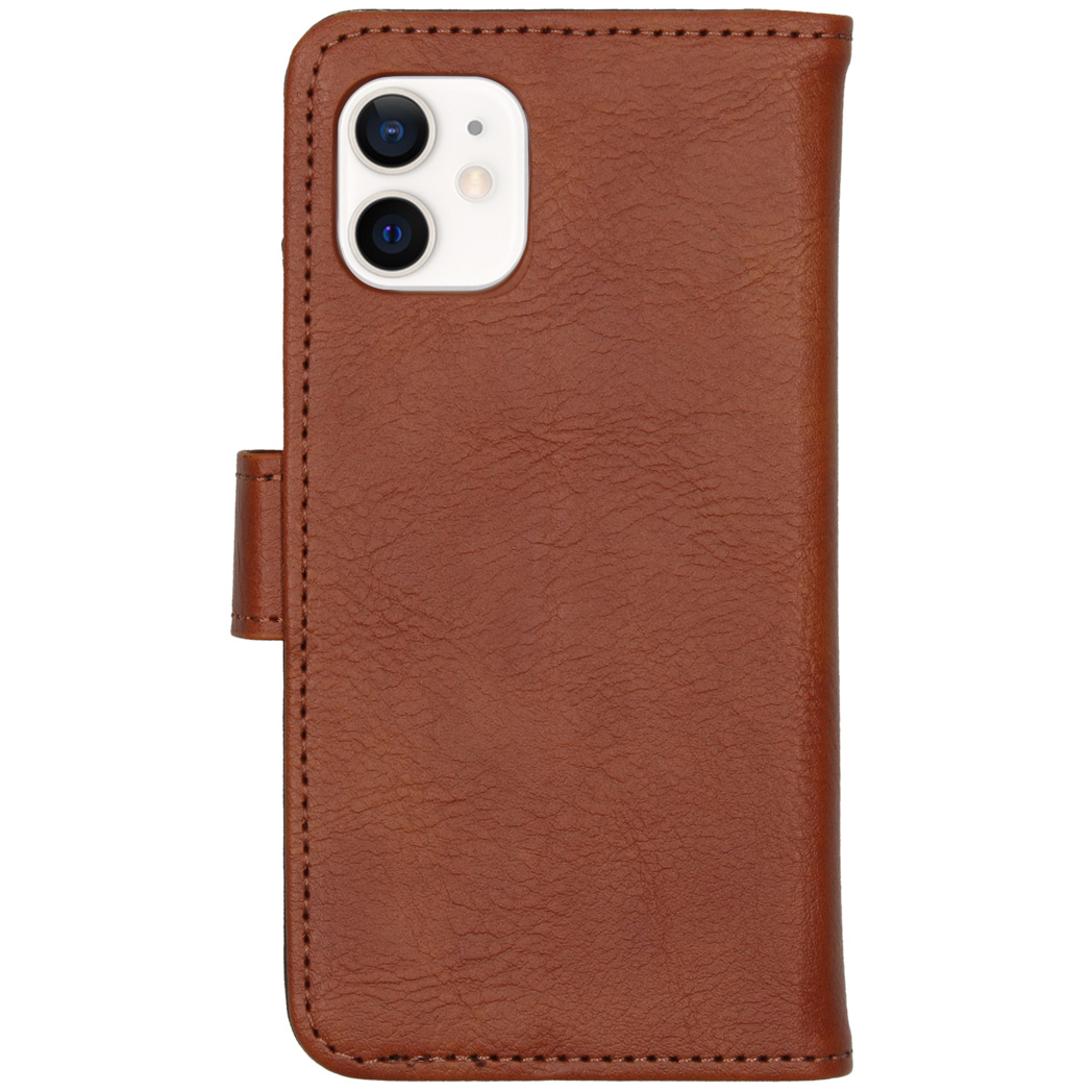 Étui de téléphone en cuir marron avec fermoir magnétique, fermé, montrant l'arrière du téléphone.
