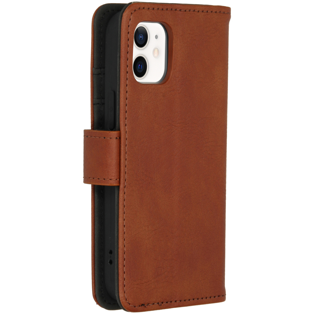 Un étui de téléphone en cuir marron est présenté ouvert. Le téléphone est noir et a une housse en cuir marron.