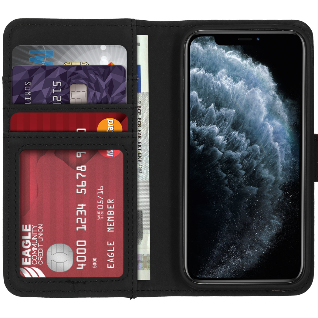 Un portefeuille en cuir noir avec un téléphone et des cartes visibles à l'intérieur.