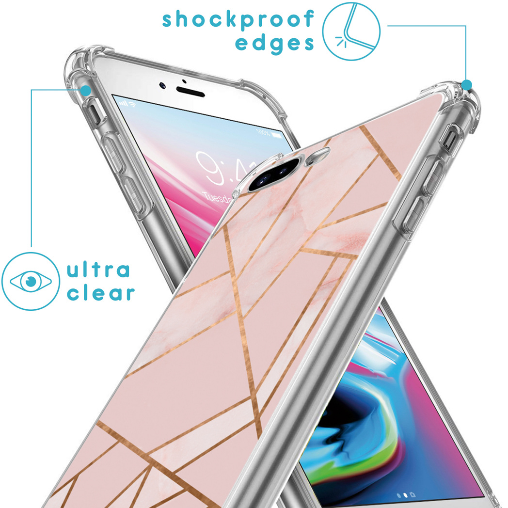 Coque de téléphone avec un design en marbre rose, des accents clairs et dorés, sur un téléphone.