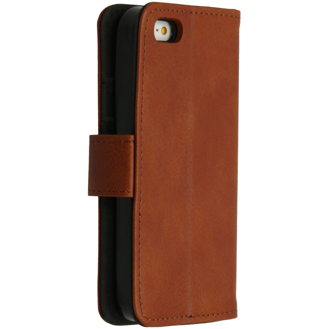 Close-up van een bruine leren telefoonhoes, geopend om een zwart interieur te onthullen. De hoes heeft een magnetische sluiting.