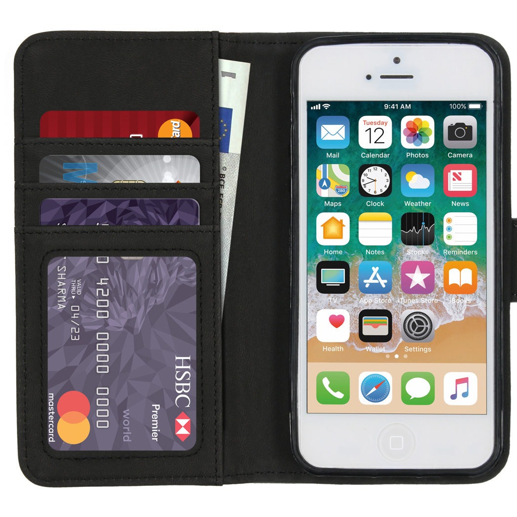 Zwarte leren telefoonhoes, open, met creditcards en een iPhone met apps op het scherm.
